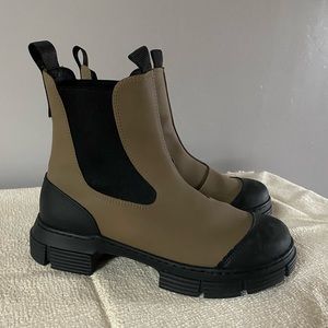 GANNI Two-Tone Chunky Chelsea Boots